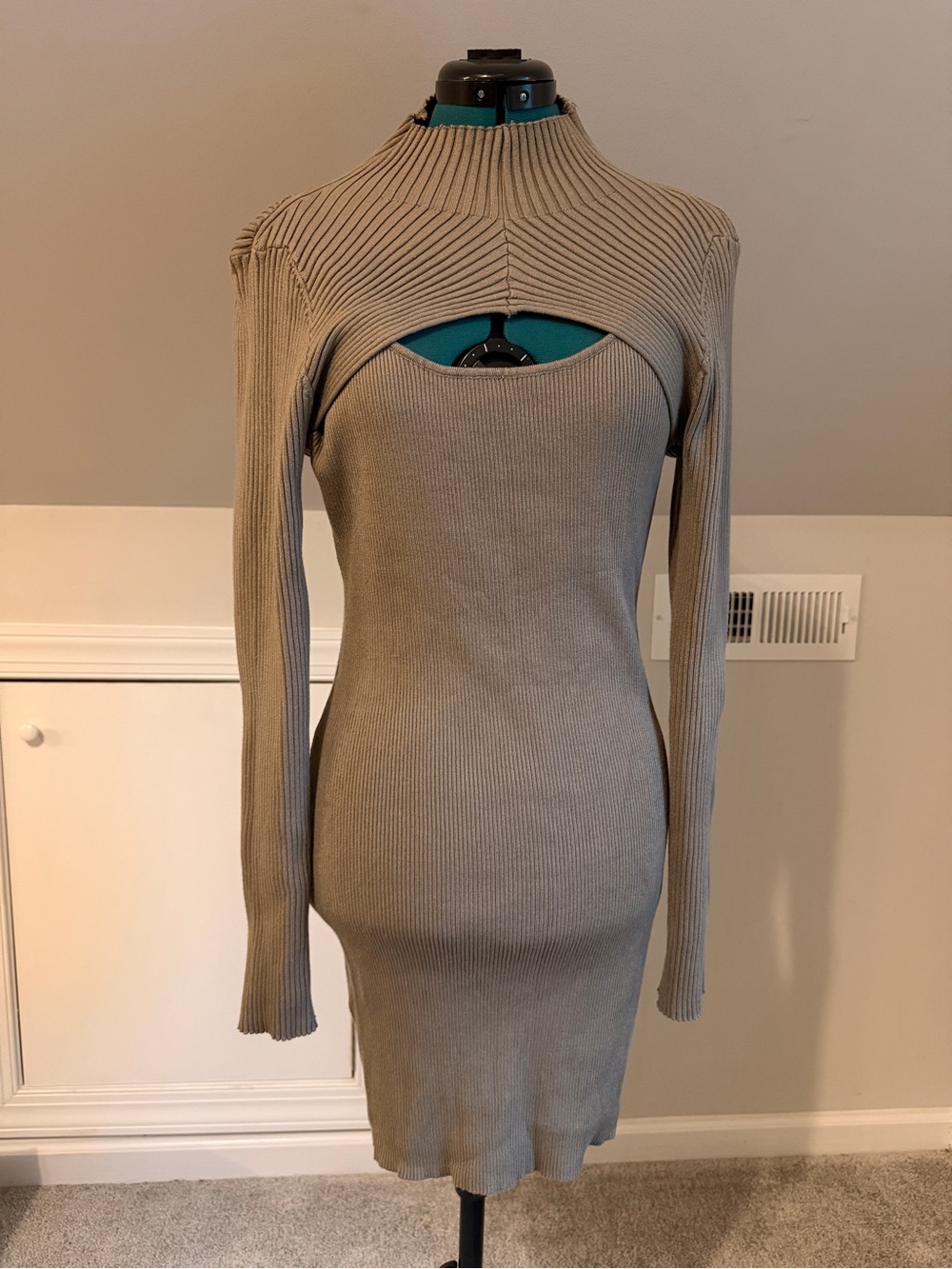 vestique Long-Sleeve Ribbed Knit Dress in Light Gray